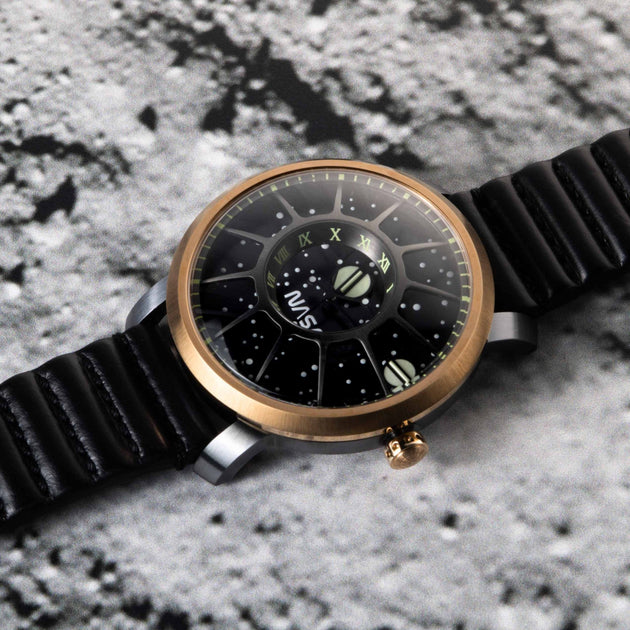 アーモンドクォーツページ Xeric Trappist-1 American Moonphase Silver Black | Watches.com