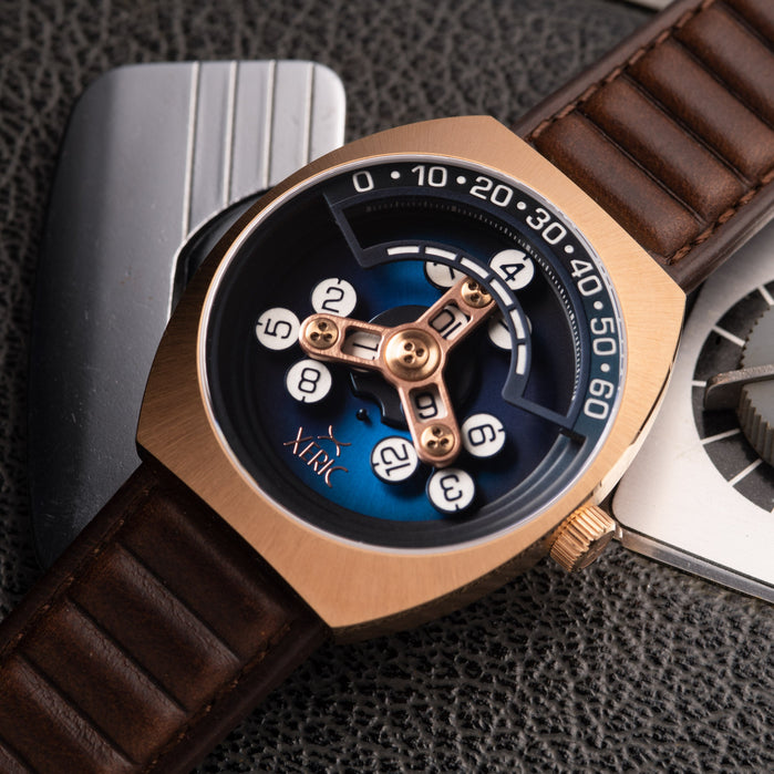Xeric Scrambler Automatic Wandering Hour Rose Gold Ocean angled shot picture
