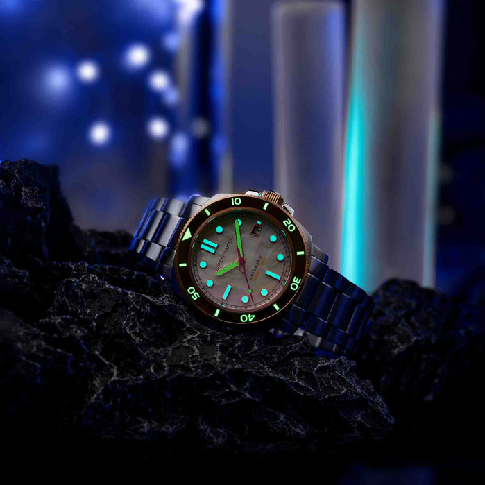 Spinnaker Hull Pearl Diver Automatic Frost Limited Edition angled shot picture