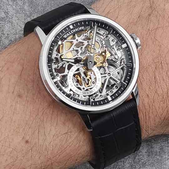 Manufaktur Waldhoff Pioneer Automatic Carbon Silver – Watches.com