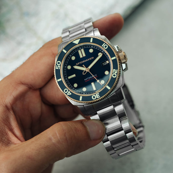 Spinnaker Hull Diver Automatic Patriot Blue angled shot picture